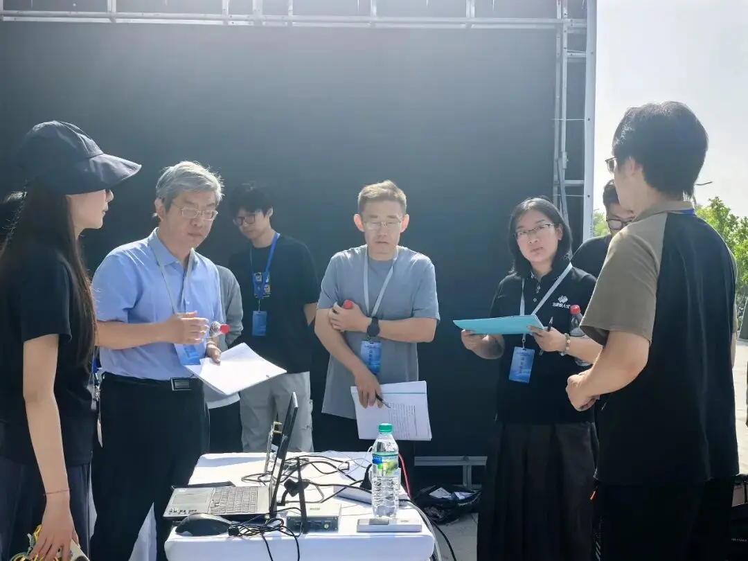 评审专家与参赛团队深入交流